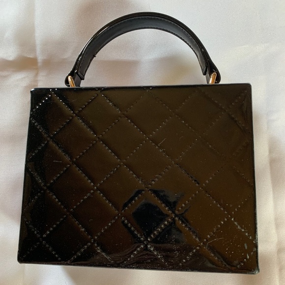 🎉Host Pick🎉 Square Box Handbag with Black Quilted Outside! - Picture 2 of 8